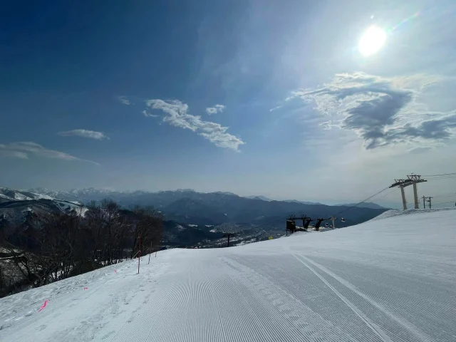 Bluebird day at Happo-one, although a little windy.
またまた八方尾根スキー場は強風
Weather: https://hakubatravel.com/hakuba-ski-resort/hakuba-snow-report/ 
Webcams: https://hakubatravel.com/hakuba-webcam/
Accommodation: https://hakubatravel.com/book-hakuba-accommodation/
Transfers: https://hakubatravel.com/hakuba-access-guide/hakuba-shuttle-bus-booking/
#Hakuba #Hakubaski #Hakubaweather #Hakubawebcam #Hakubasnowreport #HakubaSkiResort #HakubaSnow #白馬 #白馬スキー場